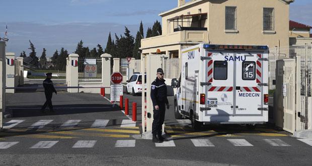 Французи евакуисали 200 људи из Вухана: Остају ДВЕ НЕДЕЉЕ у карантину, чува их 140 жандарма како не би изашли из одмаралишта 